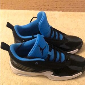 Jordan Max Aura 6 Black and Blue Athletic Shoes